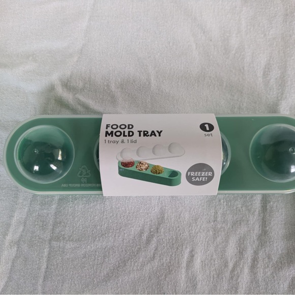 Other - NWT Green Food Mold Tray with Lid freezer safe